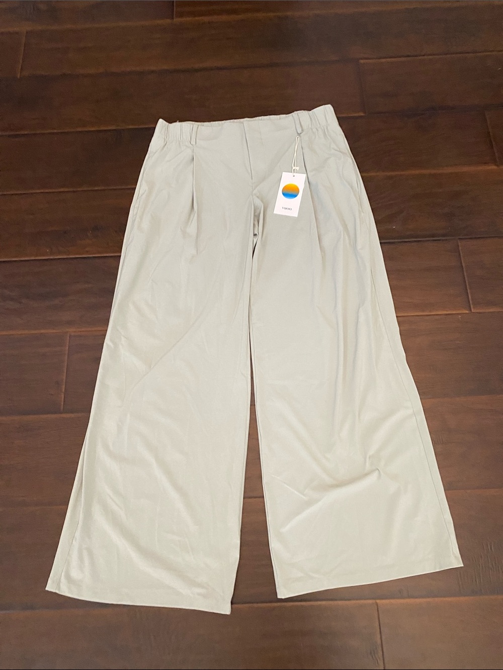 New with tag Vuori wideleg Trouser short sweet pea women’s size M 30*29”